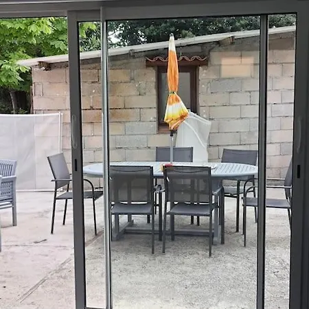 Le 7 Apartment Servian